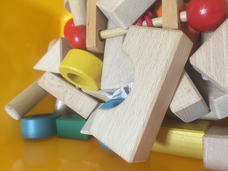 無造作に積み上げられた積木