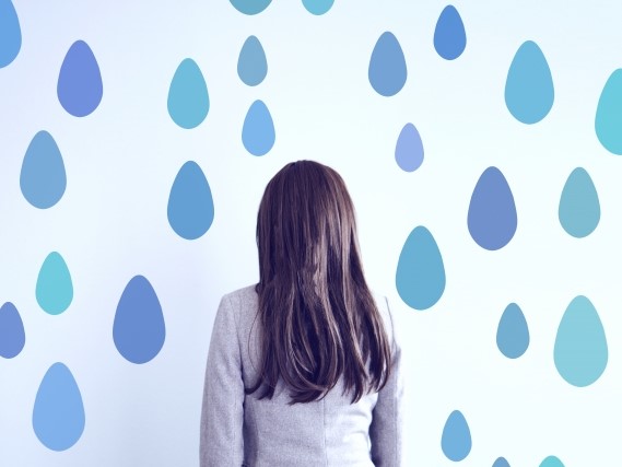雨と女性