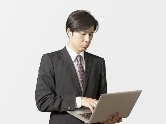 ノートパソコンを操作する男性