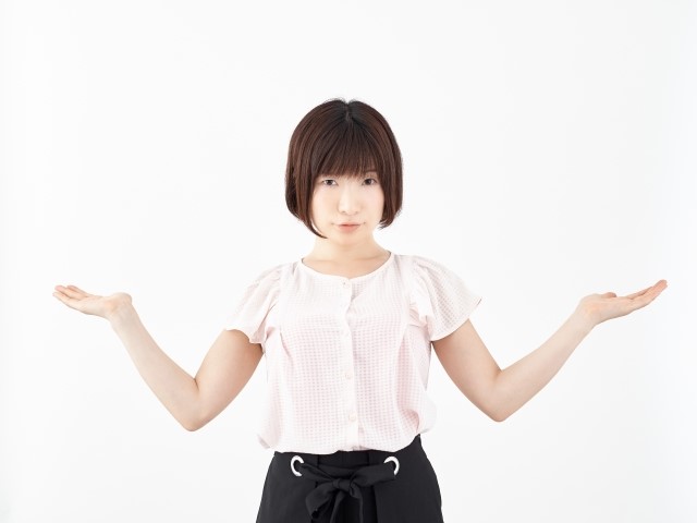 両手を広げて2択を示す女性