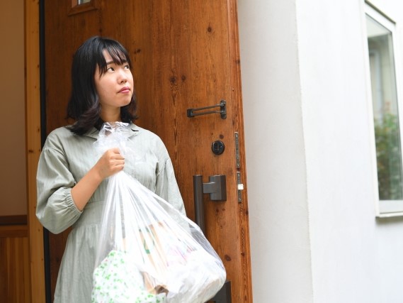ゴミを持った女性