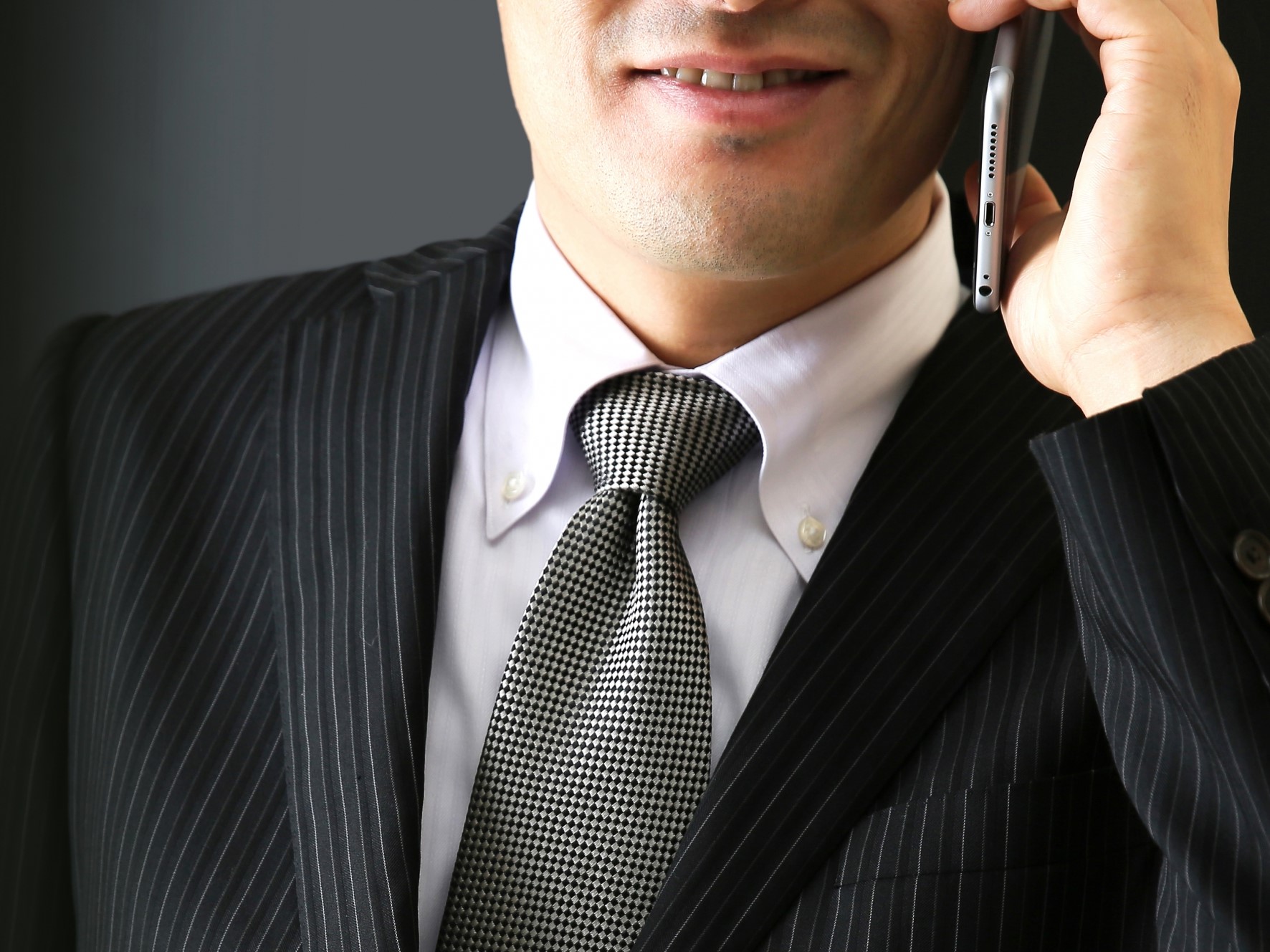悪そうなスーツの男性の電話