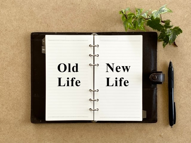 手帳に書かれたOld Life、New Lifeの文字とペン