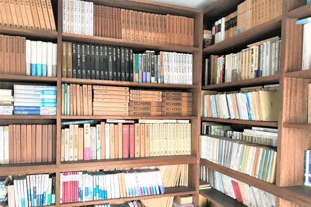 古書が収まった本棚