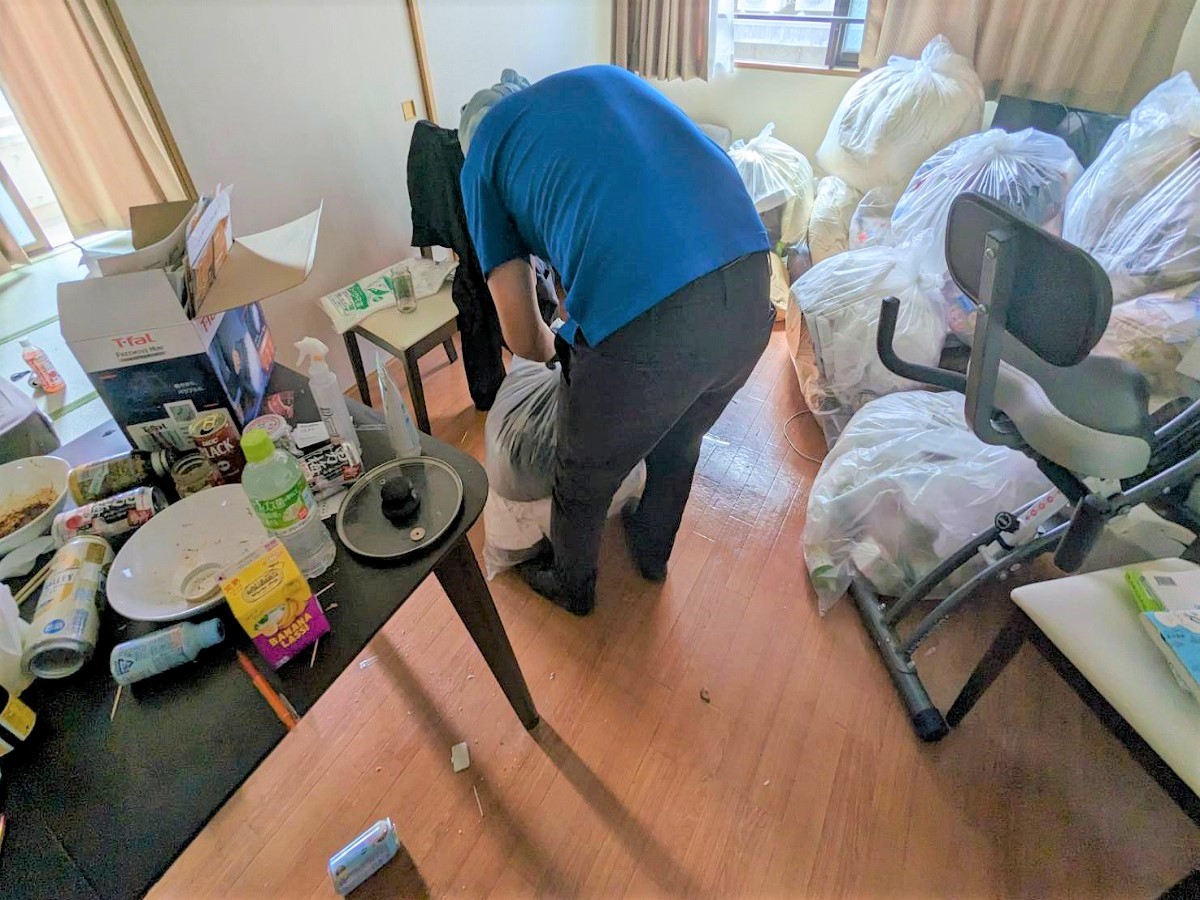 「退去日が迫っている市営住宅のお部屋の遺品整理」作業写真