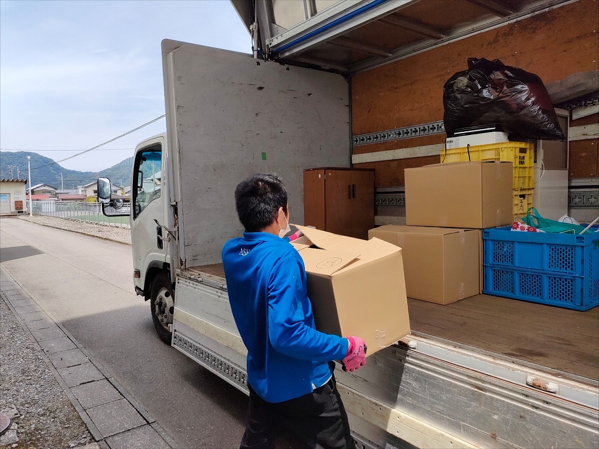 「エレベーターがないマンションのお部屋でお母様の遺品を整理しました」作業写真