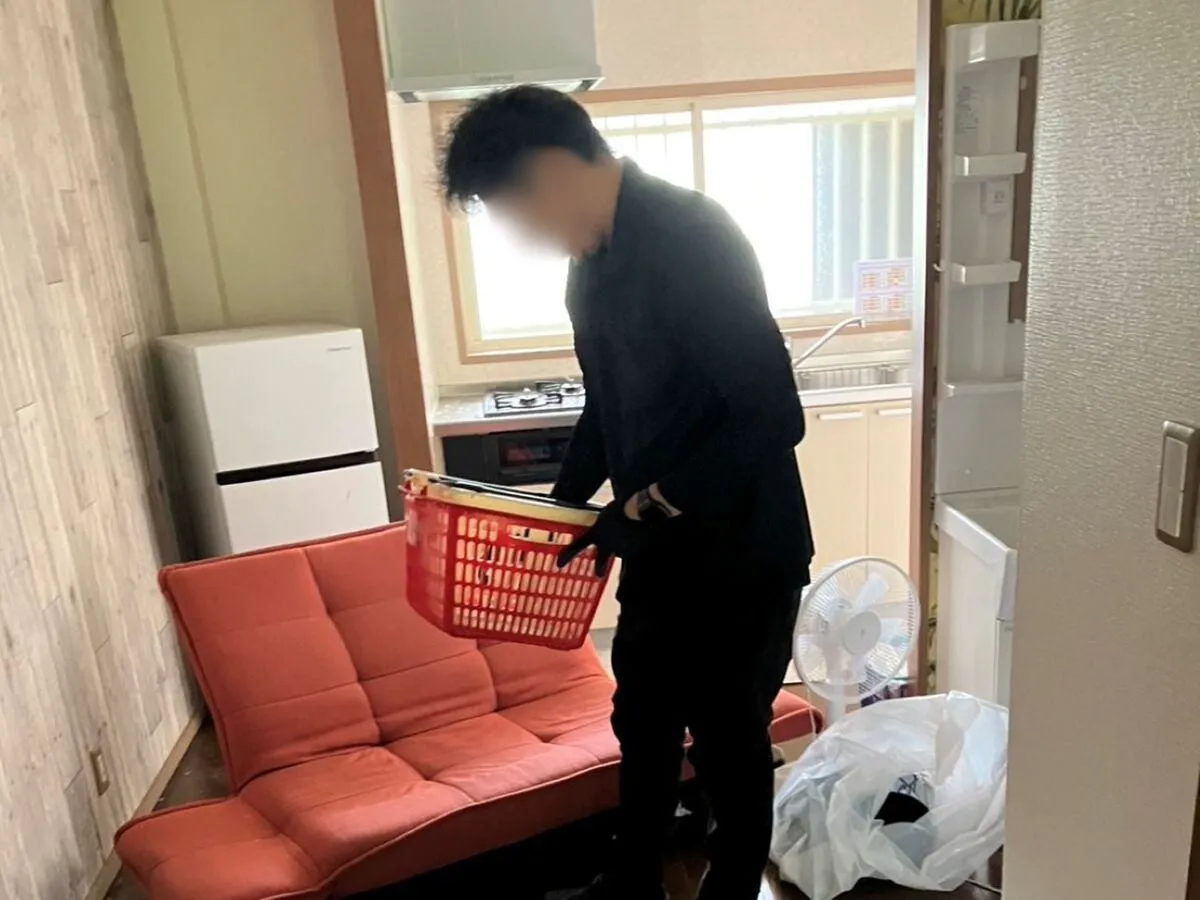 「1LDKのマンションから家具などの回収と整理をさせていただきました」作業写真