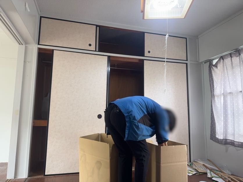 「3DKのマンションのお部屋から衣類や家具、紙類などを回収しました」作業写真