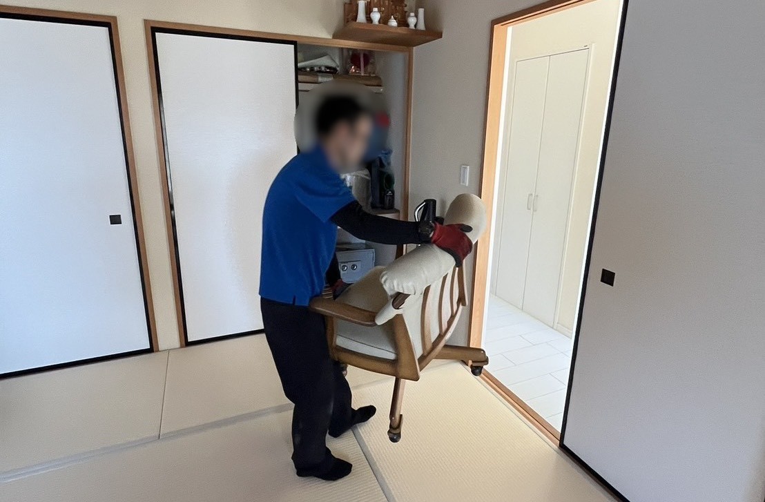 「5LDKのご自宅からいすやワゴンなどをお引き取りしました」作業写真