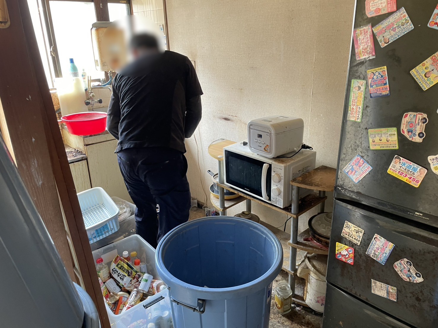 「孤独死が発生した現場に残された家電や生活用品などを片付けました」作業写真
