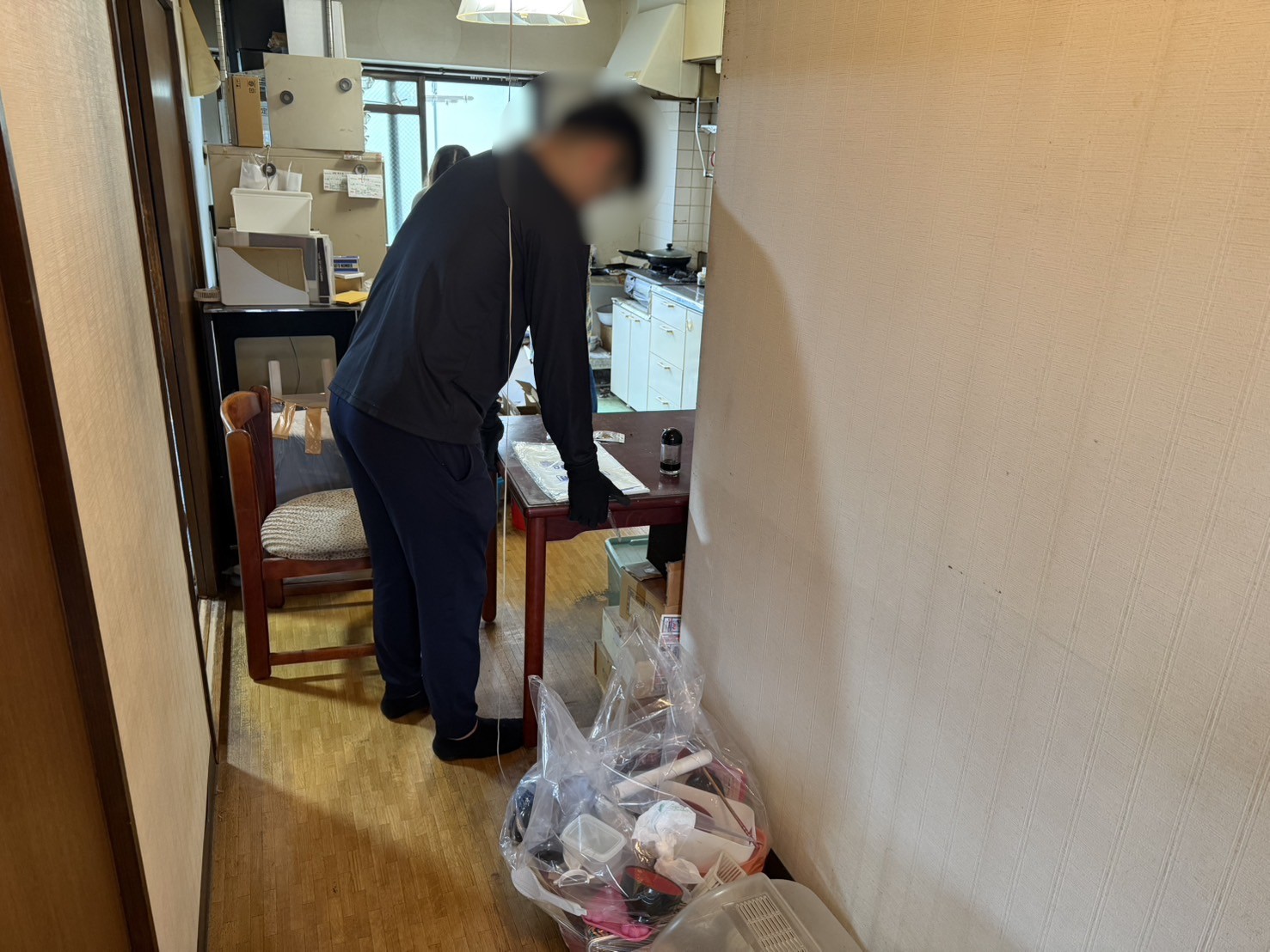 「3DKのお家に残された食器棚や食器、雑誌などを片付けました」作業写真