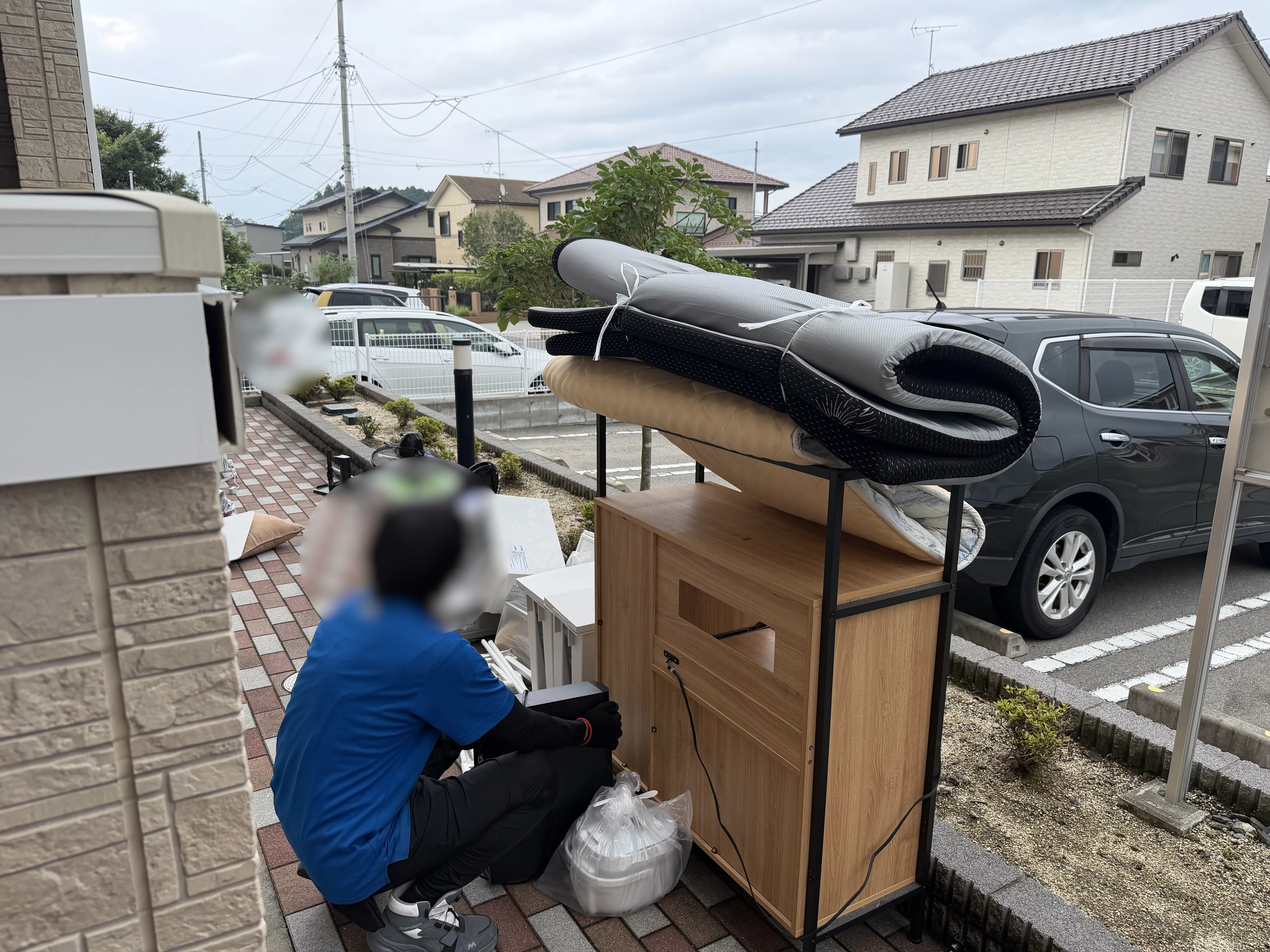 「ご親族が生活されていたアパートから家具などの遺品を片付けました」作業写真
