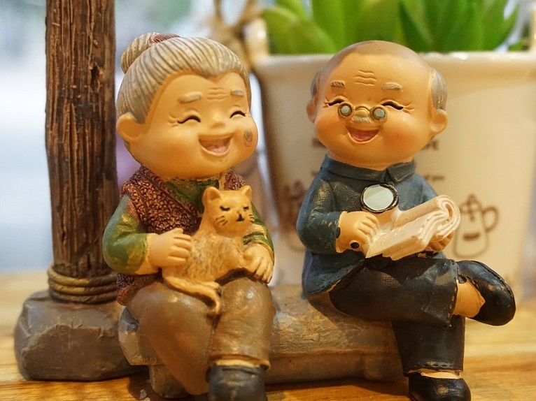 笑顔の老夫婦の人形