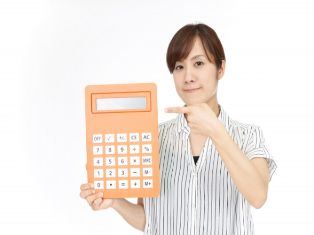 電卓に指さす女性