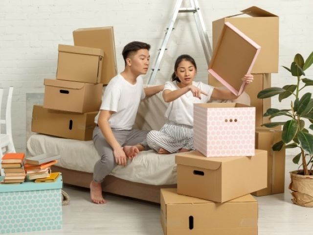 部屋の中の荷物を整理する男女