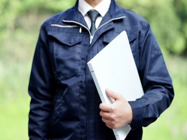 作業着の男性