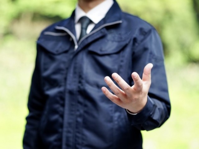 作業員が手を出す