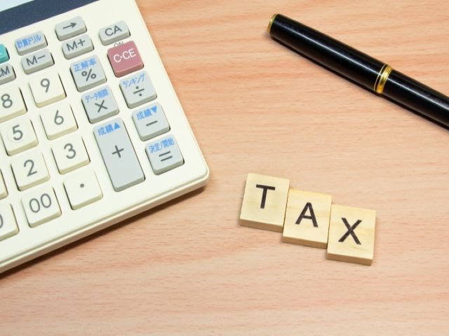 TAXの文字と電卓