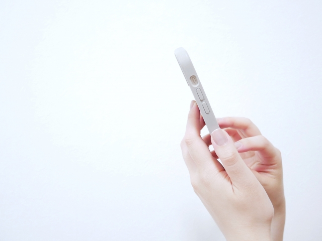 スマホで調べる女性