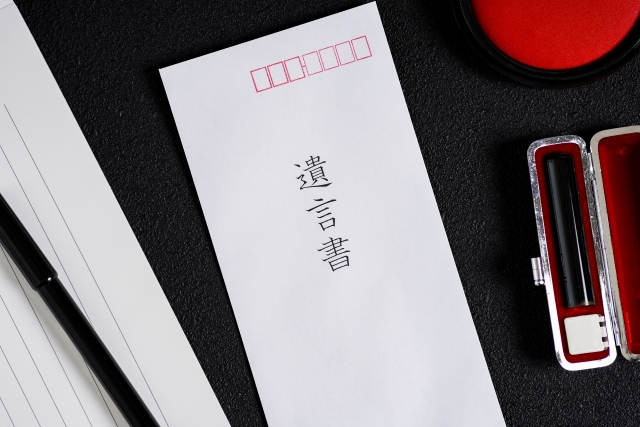 遺言書と印鑑が置かれている