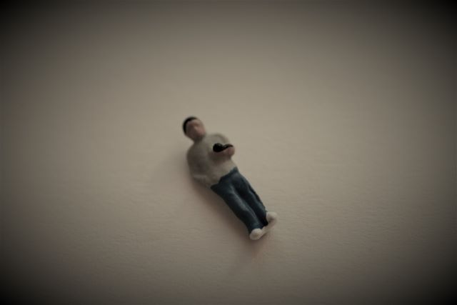 孤独に横たわる人形