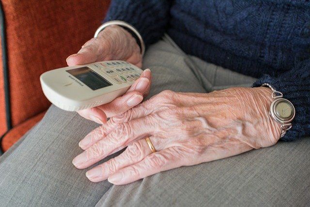 電話をかける高齢者