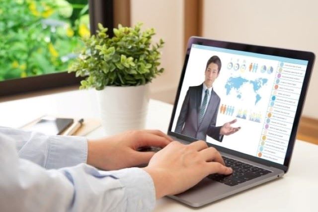パソコンで業者のホームページを見る人